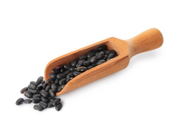 Beyaz arka planda siyah fasulye kepçesi