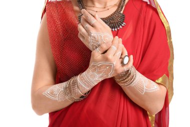 Beyaz arka planda güzel bir Hintli kadın