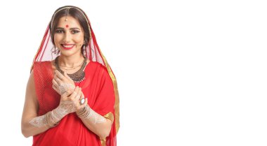 Beyaz arka planda güzel bir Hintli kadın