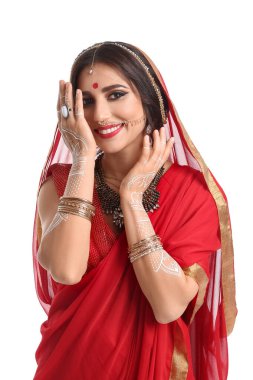 Beyaz arka planda güzel bir Hintli kadın