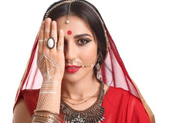 Beyaz arka planda güzel bir Hintli kadın