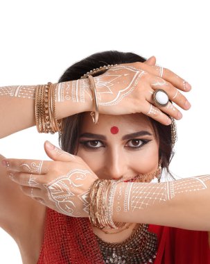 Beyaz arka planda güzel bir Hintli kadın