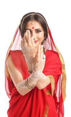 Beyaz arka planda güzel bir Hintli kadın