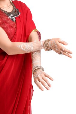 Beyaz arka planda güzel bir Hintli kadın