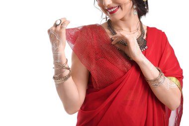 Beyaz arka planda güzel bir Hintli kadın