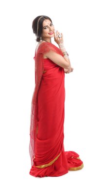 Beyaz arka planda güzel bir Hintli kadın