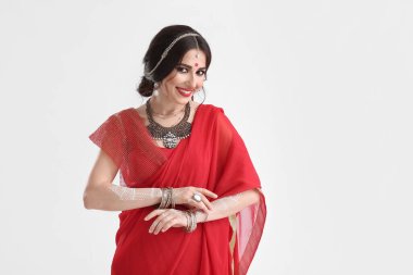 Beyaz arka planda güzel bir Hintli kadın