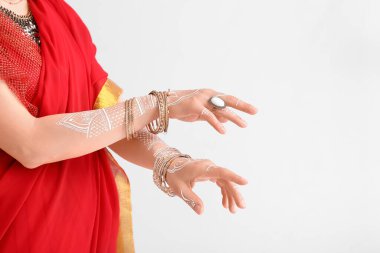 Beyaz arka planda güzel bir Hintli kadın