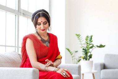 Evdeki güzel Hintli kadın