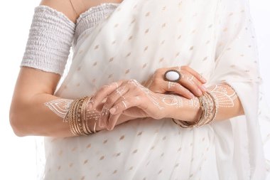 Beyaz arka planda güzel bir Hintli kadın, yakın plan.