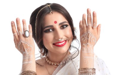 Beyaz arka planda güzel bir Hintli kadın