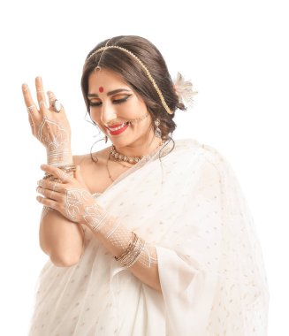 Beyaz arka planda güzel bir Hintli kadın