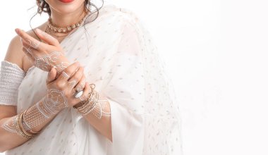 Beyaz arka planda güzel bir Hintli kadın