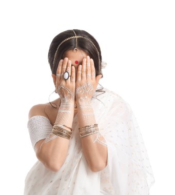 Beyaz arka planda güzel bir Hintli kadın