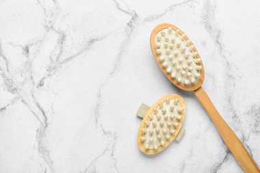 Hafif arkaplanda masaj fırçaları