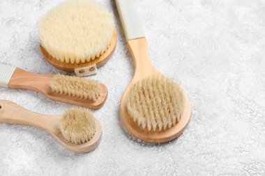 Beyaz arka planda farklı masaj fırçaları