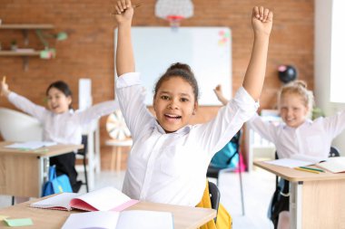 Okulda ders sırasında sevimli küçük öğrenciler.