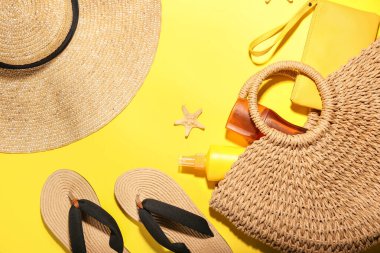 Renkli arka planda plaj aksesuarları ve kozmetik ürünleri