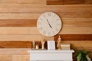 Şömineli modern şık bir oda.