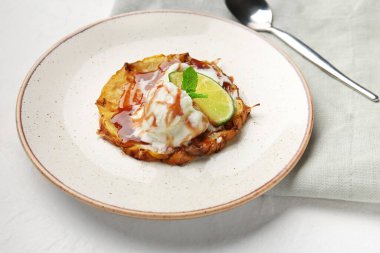 Izgara ananas dilimli tabak ve arka planda dondurma, yakın plan.