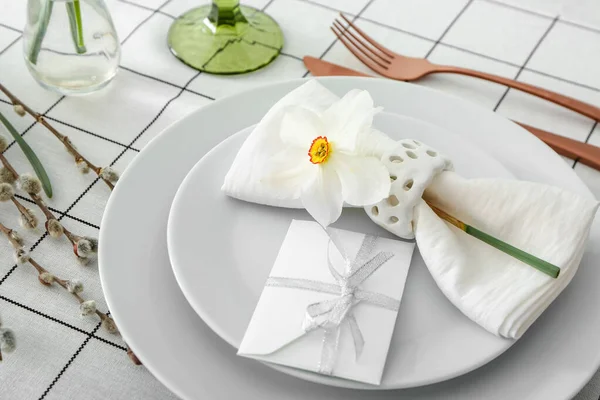 Narcissus çiçekli güzel bir masa.