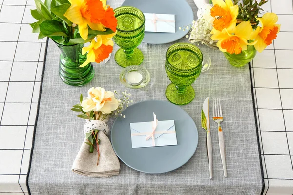 Beautiful Table Setting Narcissus Flowers — Stock Photo, Image