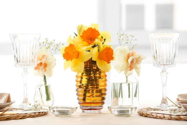 Prachtige Tafel Zetting Met Narcis Bloemen — Stockfoto