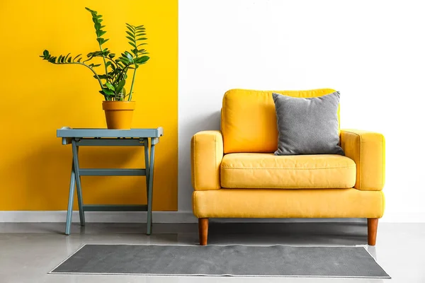 Cozy Armchair Houseplant Table Color Wall — Stock Photo, Image