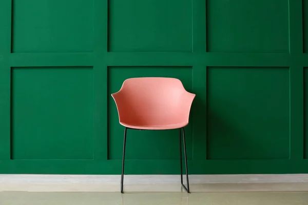 Moderner Sessel Der Nähe Der Wand — Stockfoto
