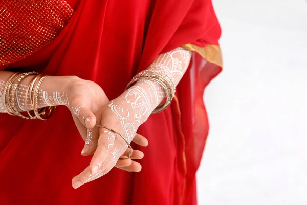 Hermosa Mujer India Sobre Fondo Blanco Primer Plano — Foto de Stock