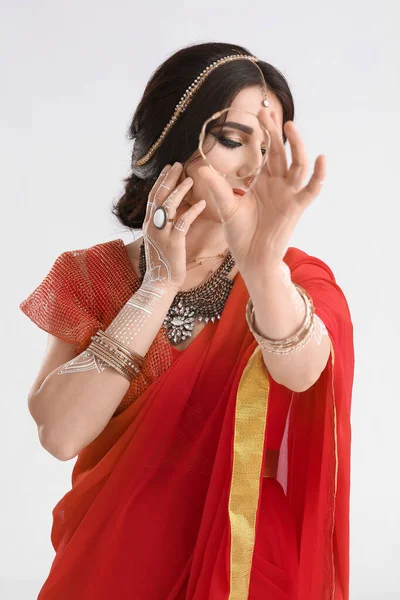 白い背景の美しいインド人女性 — ストック写真
