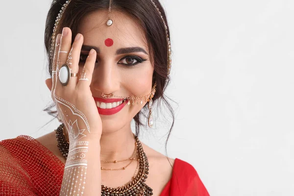 Krásná Indická Žena Bílém Pozadí — Stock fotografie