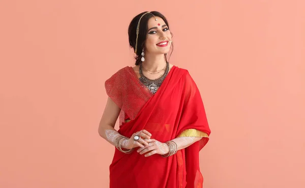 Hermosa Mujer India Sobre Fondo Color — Foto de Stock