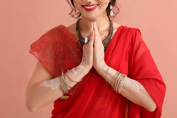 Hermosa Mujer India Sobre Fondo Color — Foto de Stock