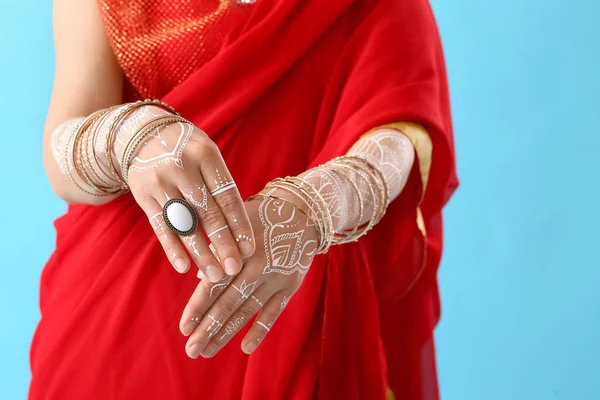 Mooie Indiase Vrouw Kleur Achtergrond Close — Stockfoto