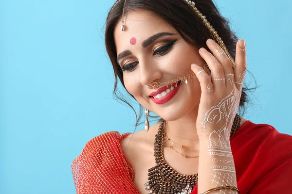 Renkli Arkaplanda Güzel Bir Hintli Kadın — Stok fotoğraf