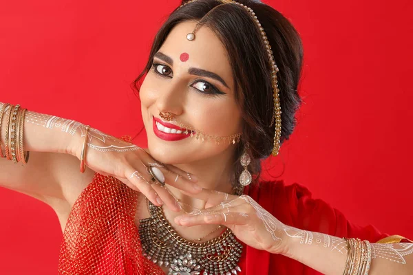 Όμορφη Ινδή Γυναίκα Στο Φόντο Χρώμα — Φωτογραφία Αρχείου
