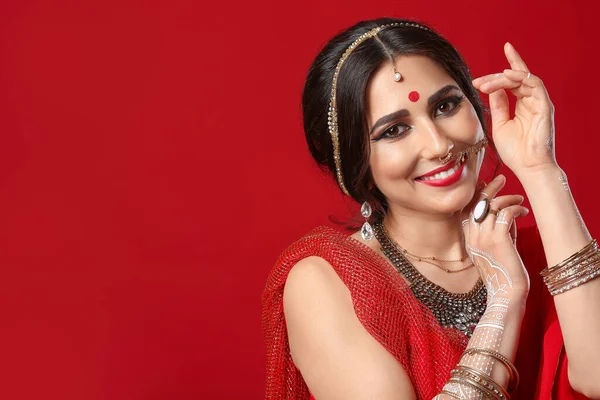 Krásná Indická Žena Barevném Pozadí — Stock fotografie