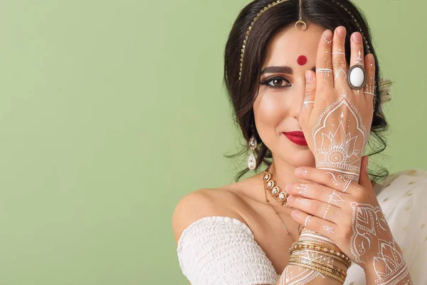 Piękna Indyjska Kobieta Tle Koloru — Zdjęcie stockowe
