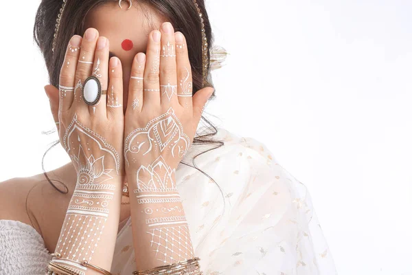 Hermosa Mujer India Sobre Fondo Blanco — Foto de Stock