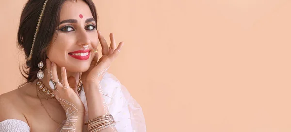 Красивая Индийская Женщина Цветном Фоне — стоковое фото
