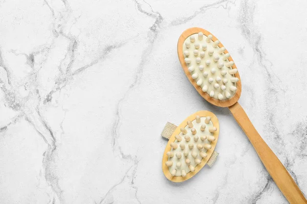 Hafif arkaplanda masaj fırçaları