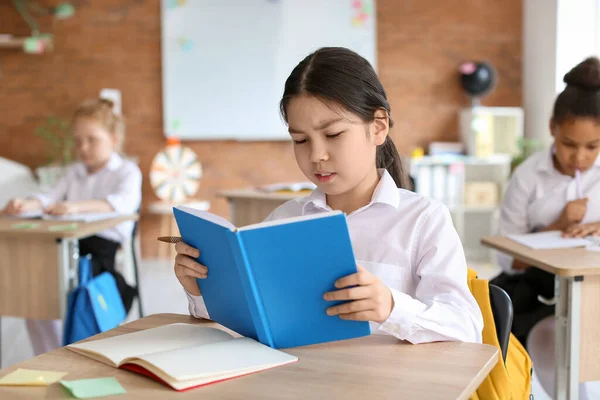 Aranyos Kislány Olvasás Könyvet Iskolában — Stock Fotó