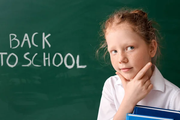 Söt Liten Skolflicka Nära Svarta Tavlan Klassrummet — Stockfoto