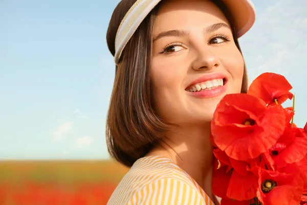 Piękna Młoda Kobieta Bukietem Kwiatów Maku Polu — Zdjęcie stockowe