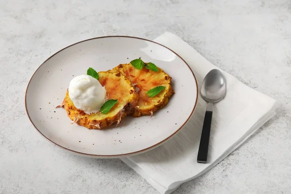 Piatto Con Fette Ananas Alla Griglia Gelato Fondo Chiaro — Foto Stock