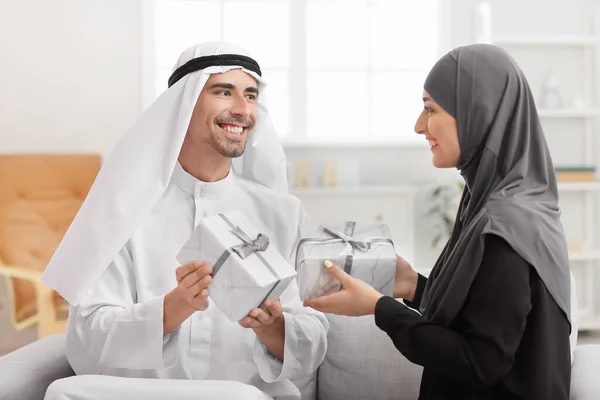 Junges Muslimisches Paar Mit Geschenken Hause — Stockfoto