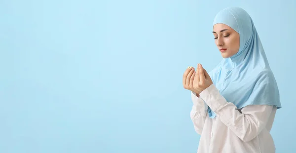 色の背景にイスラム教徒の女性を祈る — ストック写真
