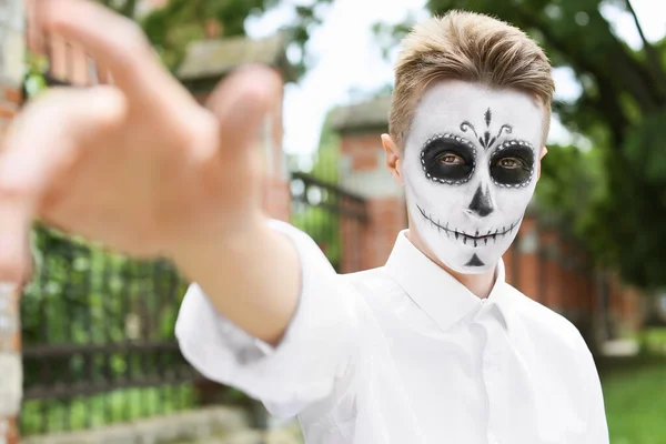 Young Man Painted Skull His Face Outdoors Celebration Mexico Day — Stock Photo, Image