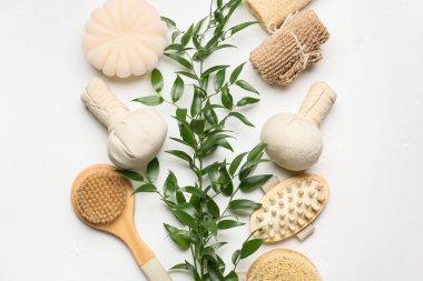 Banyo malzemeleri ve arka planda bir dal.